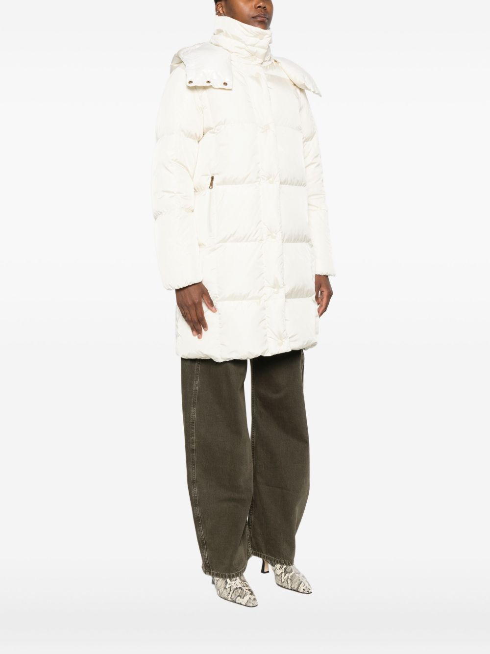 Moncler 
Cappotto imbottito  con cappuccio bianco