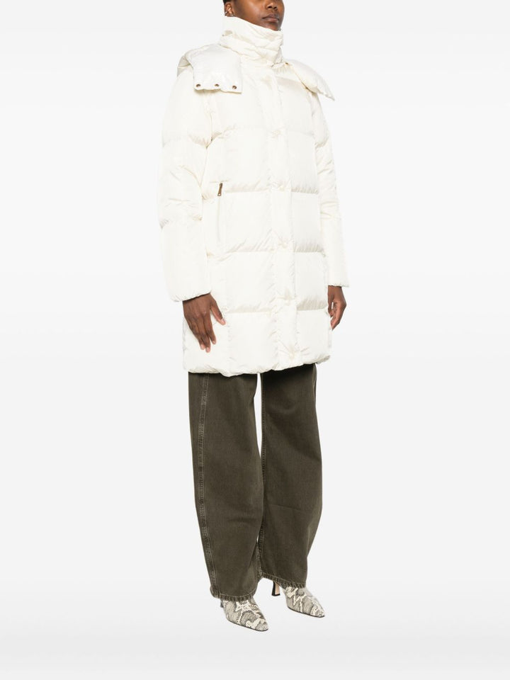 Moncler 
Cappotto imbottito  con cappuccio bianco