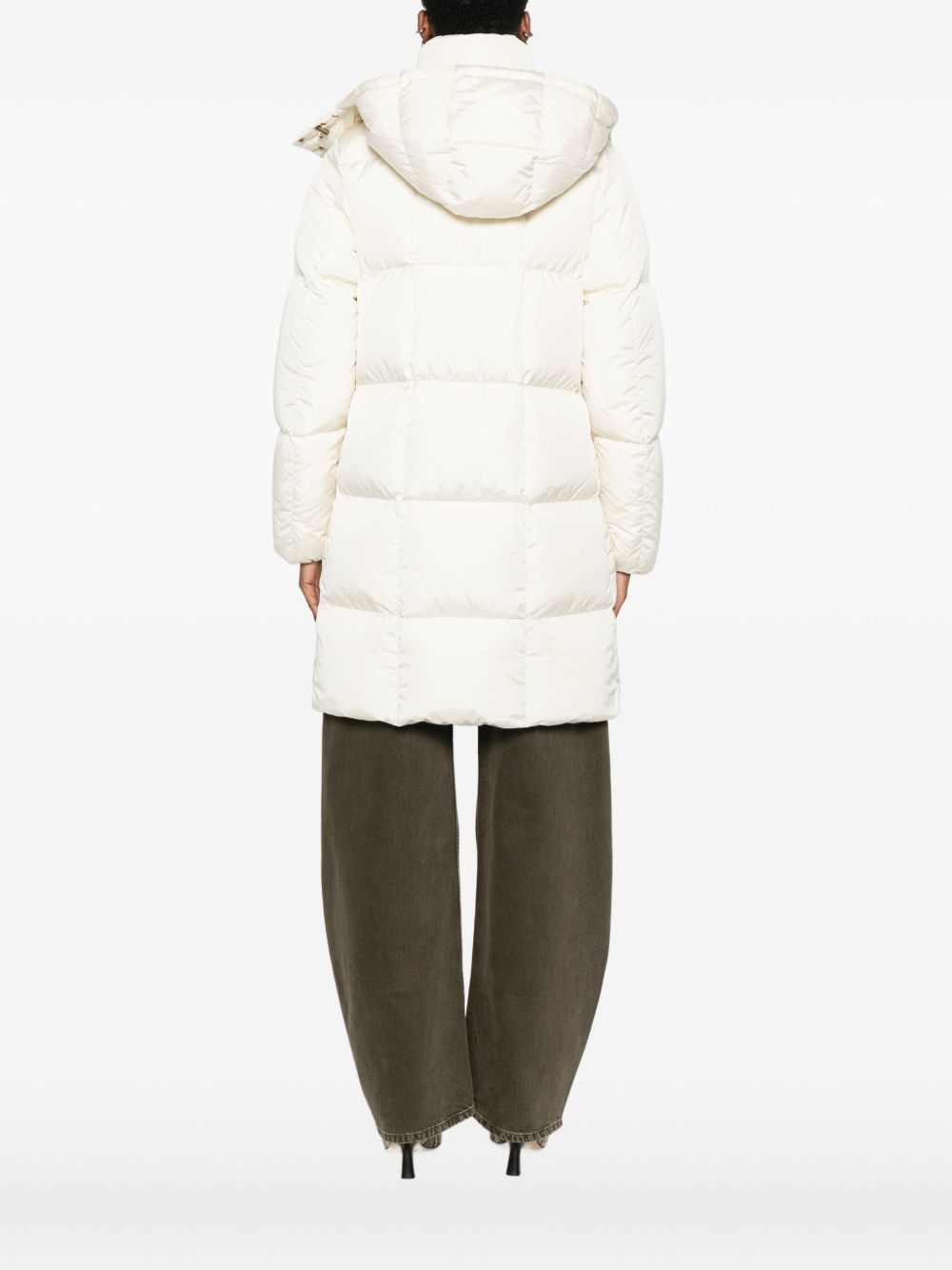 Moncler 
Cappotto imbottito  con cappuccio bianco