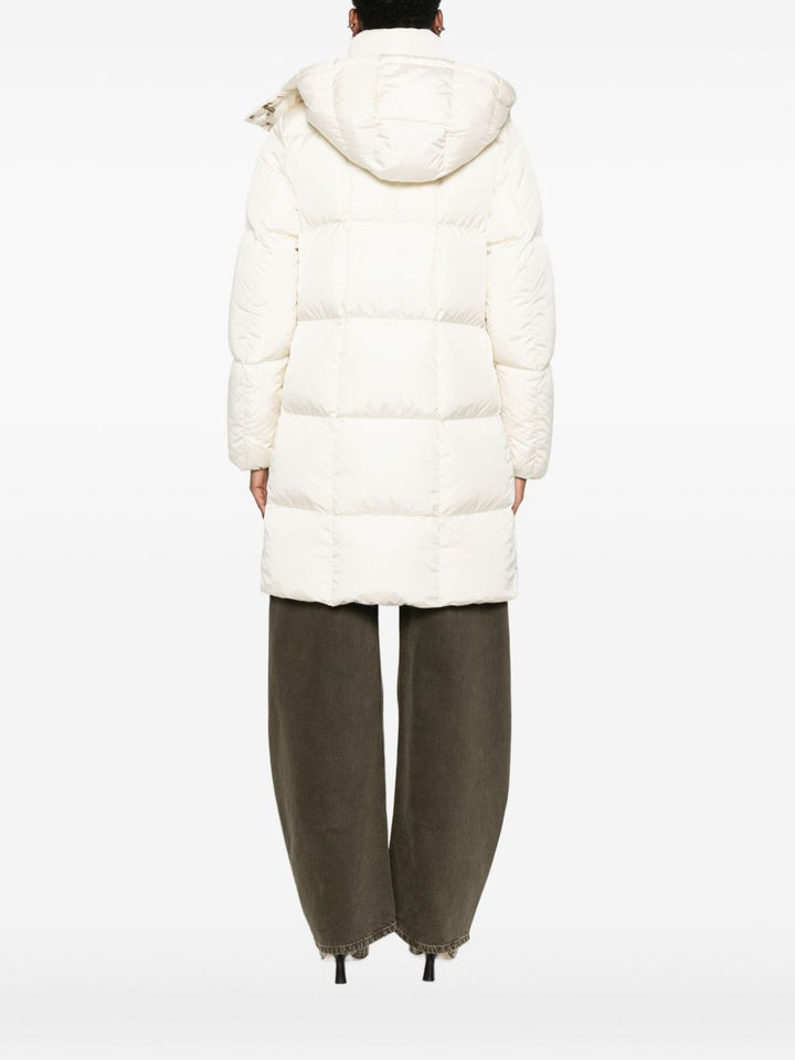 Moncler 
Cappotto imbottito  con cappuccio bianco