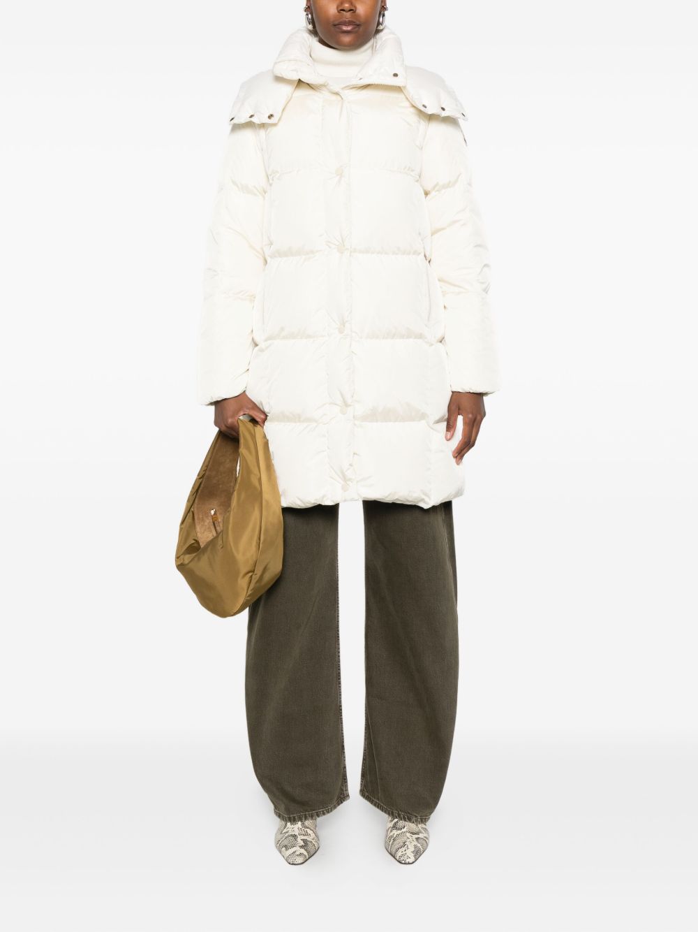Moncler 
Cappotto imbottito  con cappuccio bianco