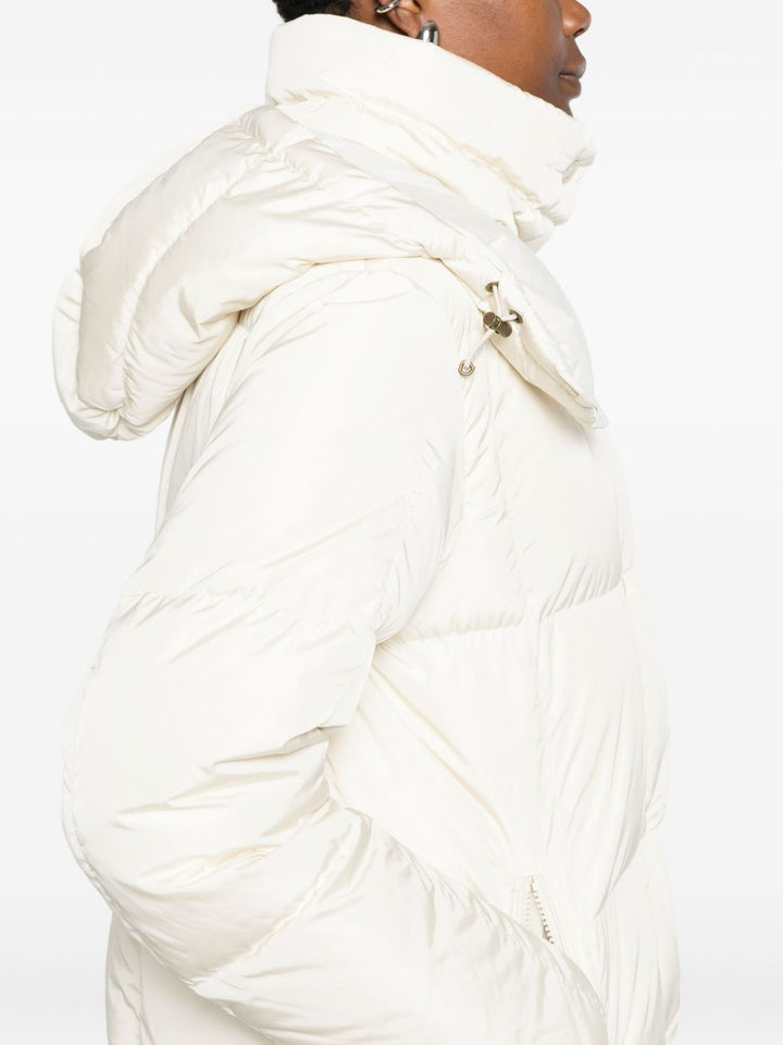 Moncler 
Cappotto imbottito  con cappuccio bianco