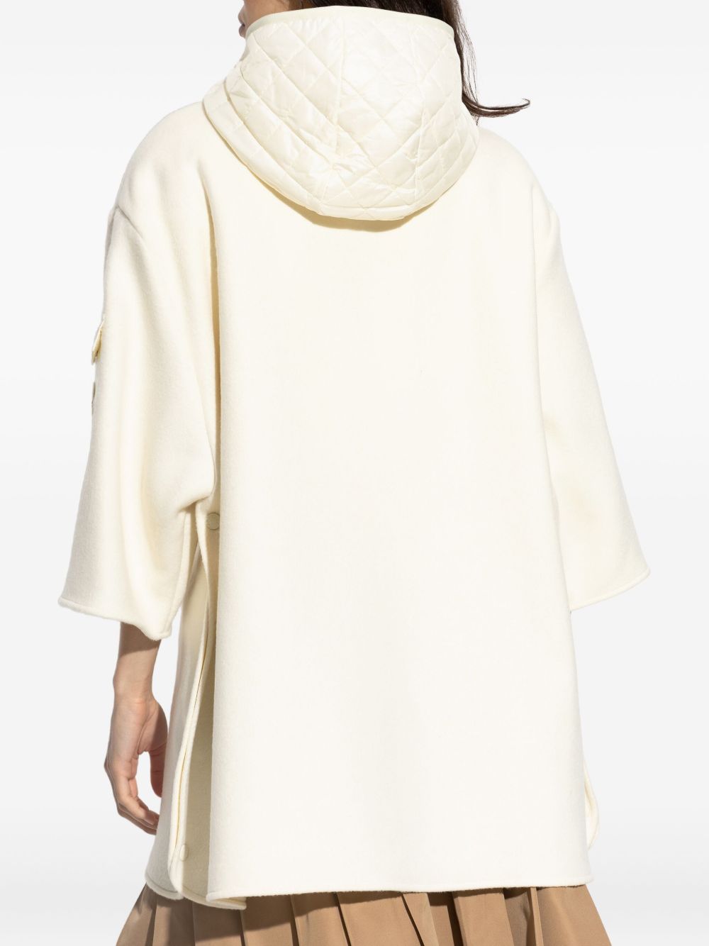 Moncler
Mantella con cappuccio