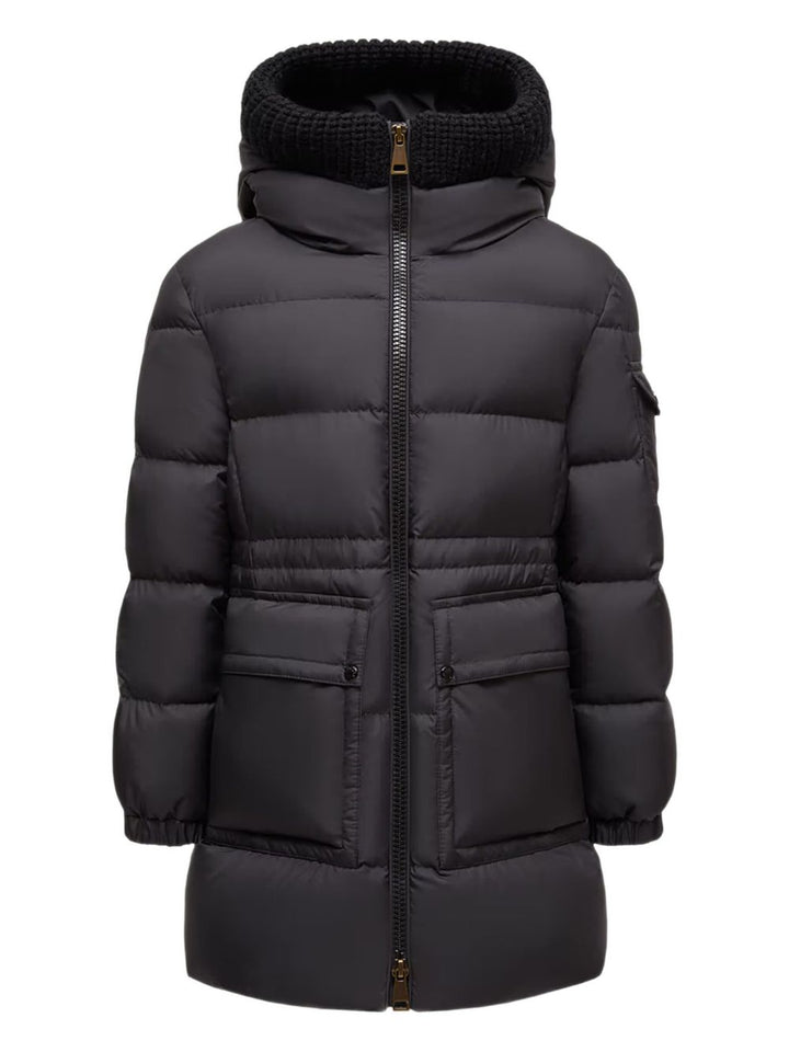 Moncler 
Cappotto imbottito  con cappuccio nero