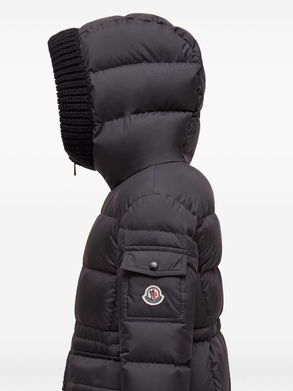 Moncler 
Cappotto imbottito  con cappuccio nero