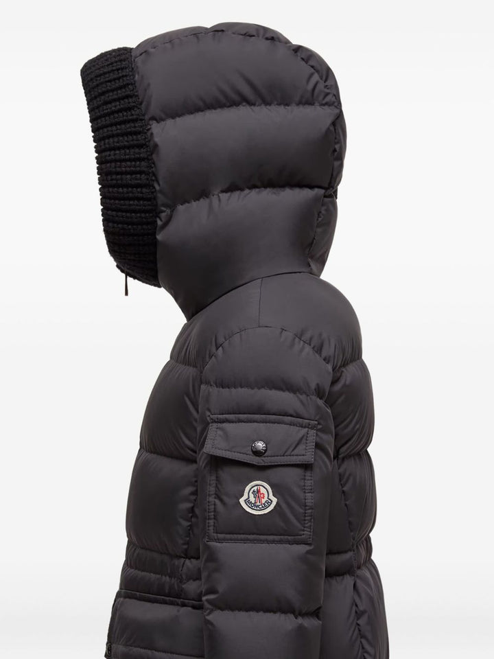 Moncler 
Cappotto imbottito  con cappuccio nero