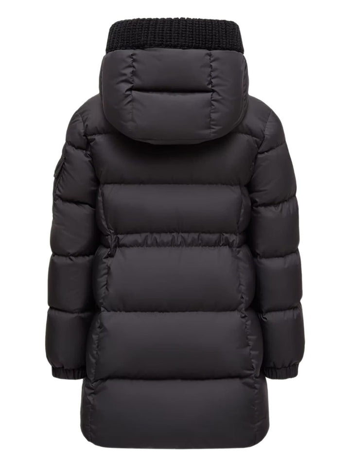 Moncler 
Cappotto imbottito  con cappuccio nero