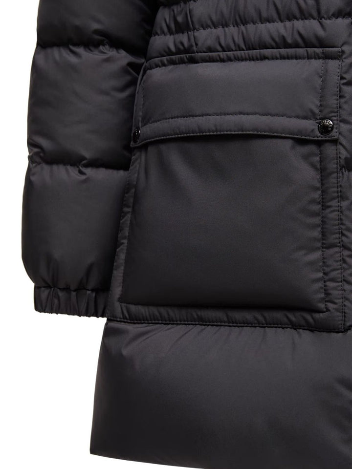 Moncler 
Cappotto imbottito  con cappuccio nero