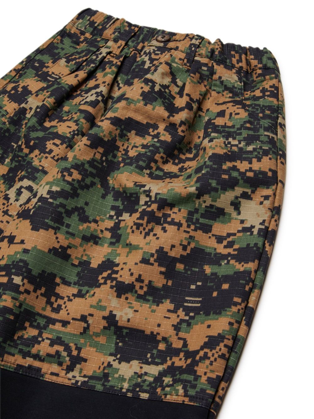 Myar
Pantaloni con inserti camouflage