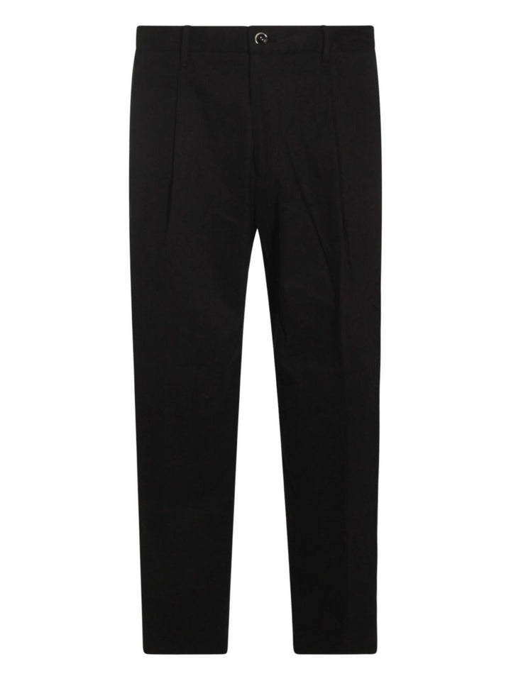 Nine In The Morning
Pantalone con una piega.