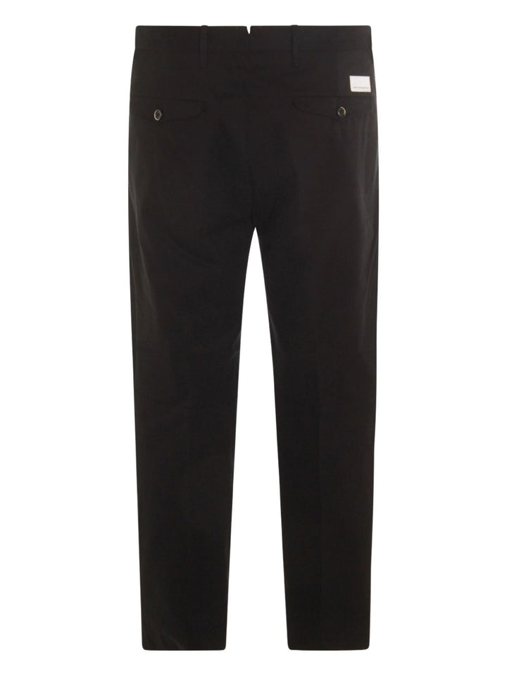 Nine In The Morning
Pantalone con una piega.