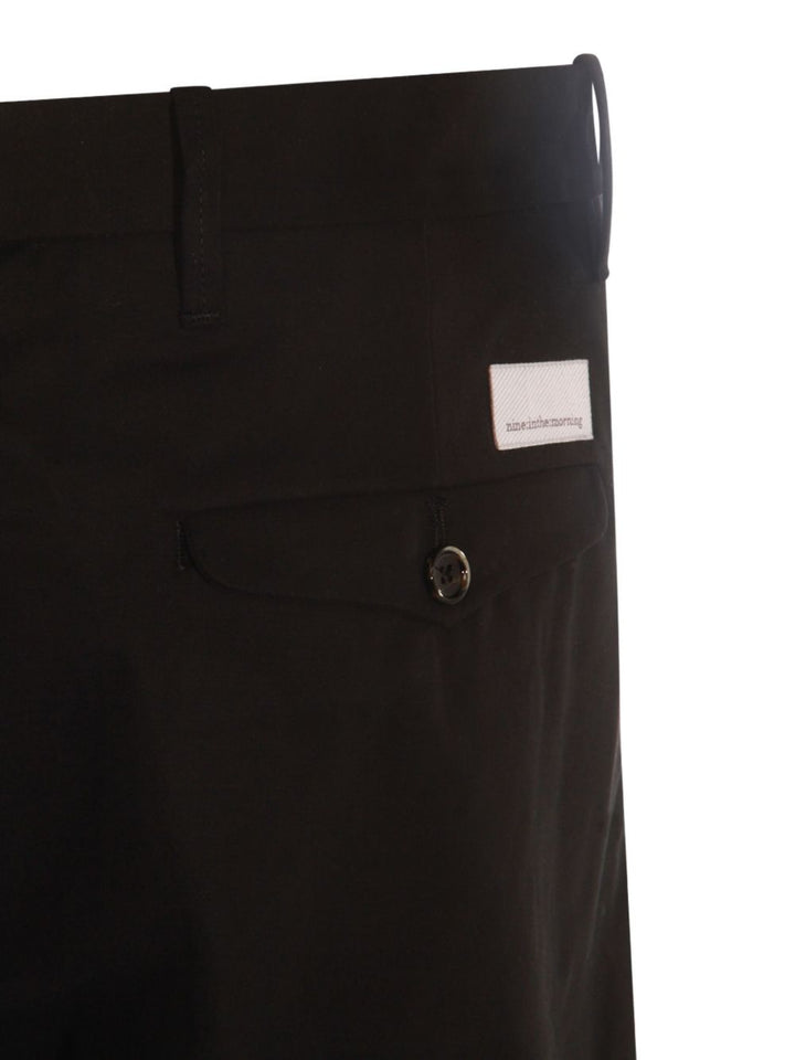 Nine In The Morning
Pantalone con una piega.