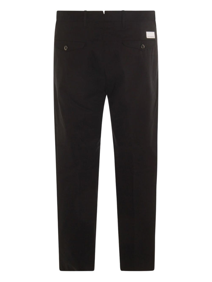 Nine In The Morning
Pantalone con una piega.