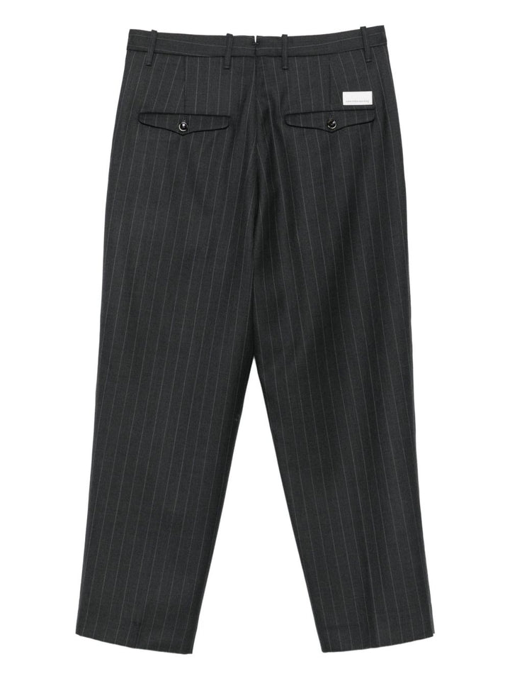 Nine In The Morning
Pantaloni neri con pieghe e bottoni