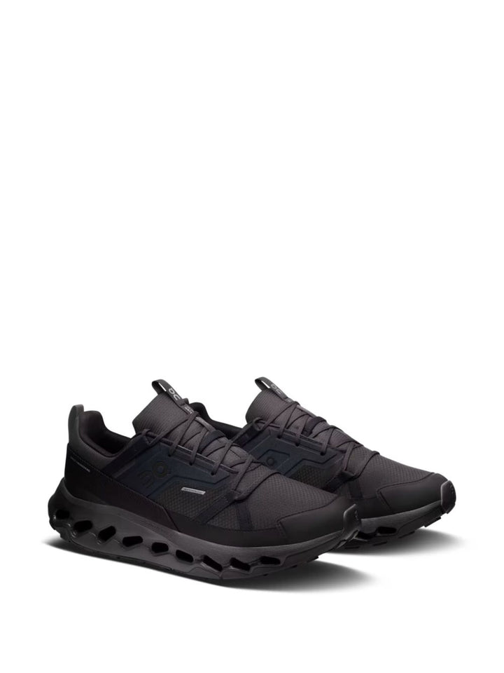 On
Sneakers nere
