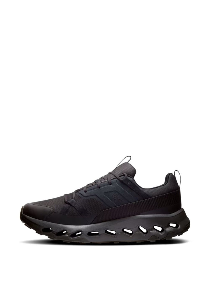 On
Sneakers nere
