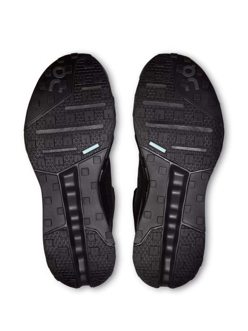 On
Sneakers nere