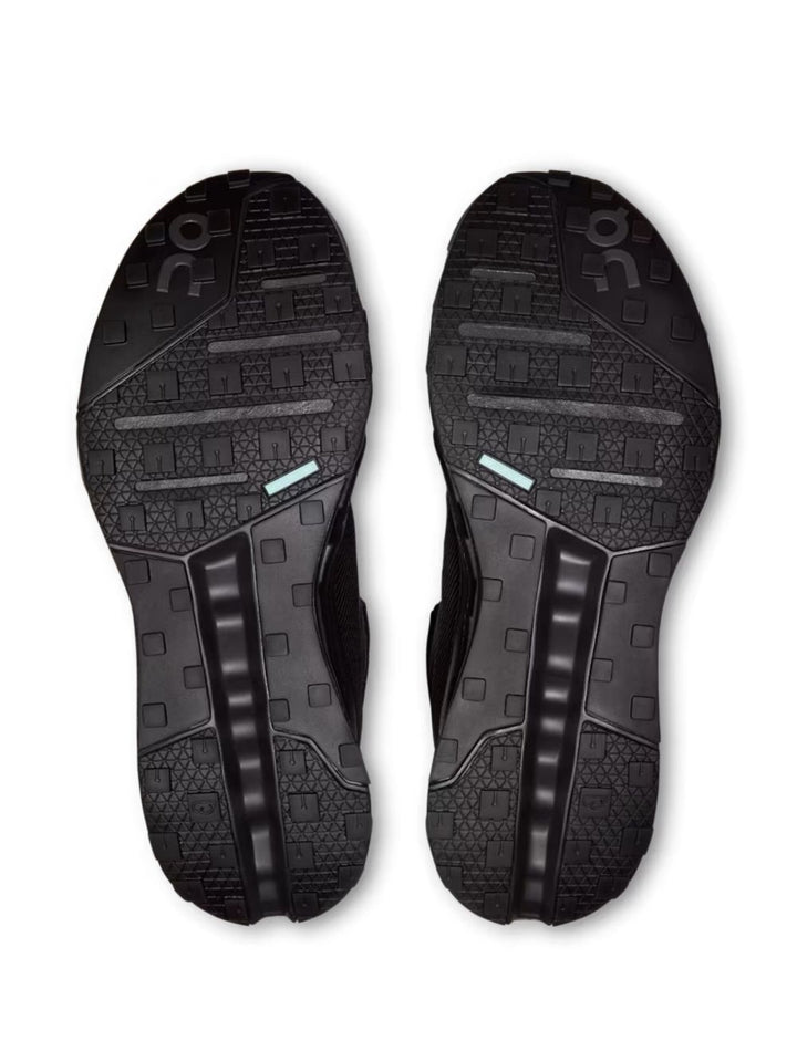 On
Sneakers nere