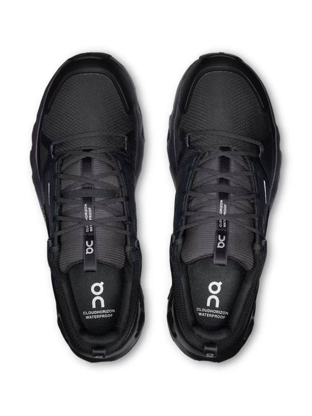 On
Sneakers nere
