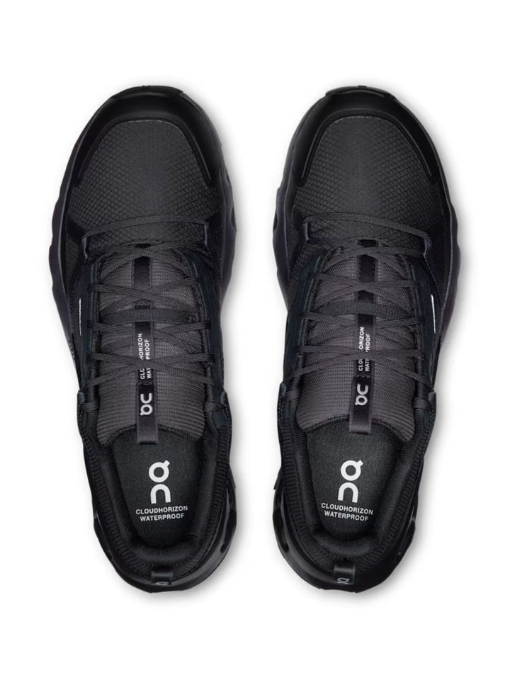 On
Sneakers nere