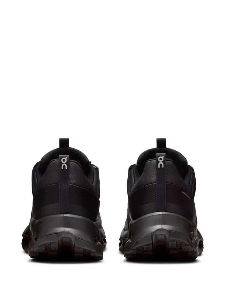 On
Sneakers nere