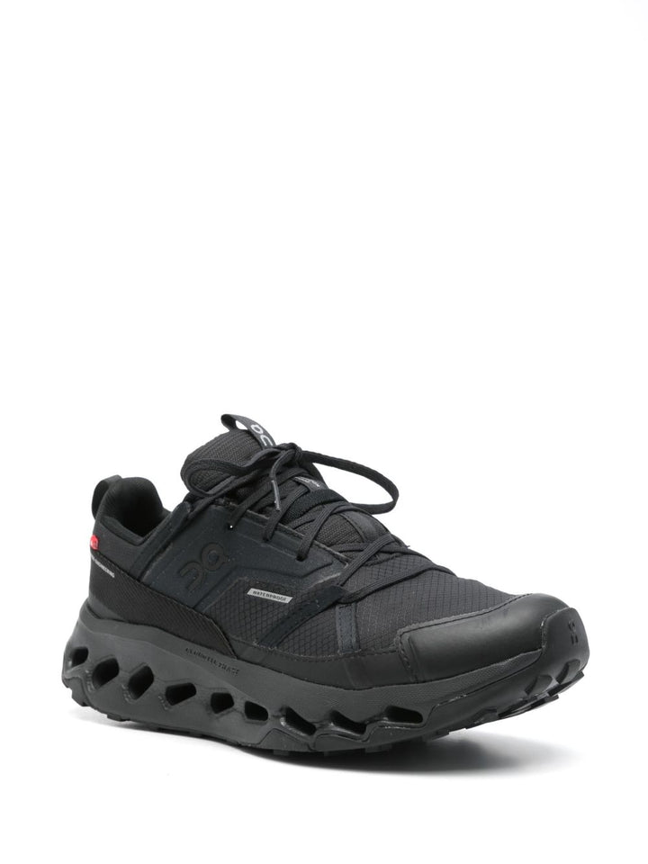 On
Sneakers nere
