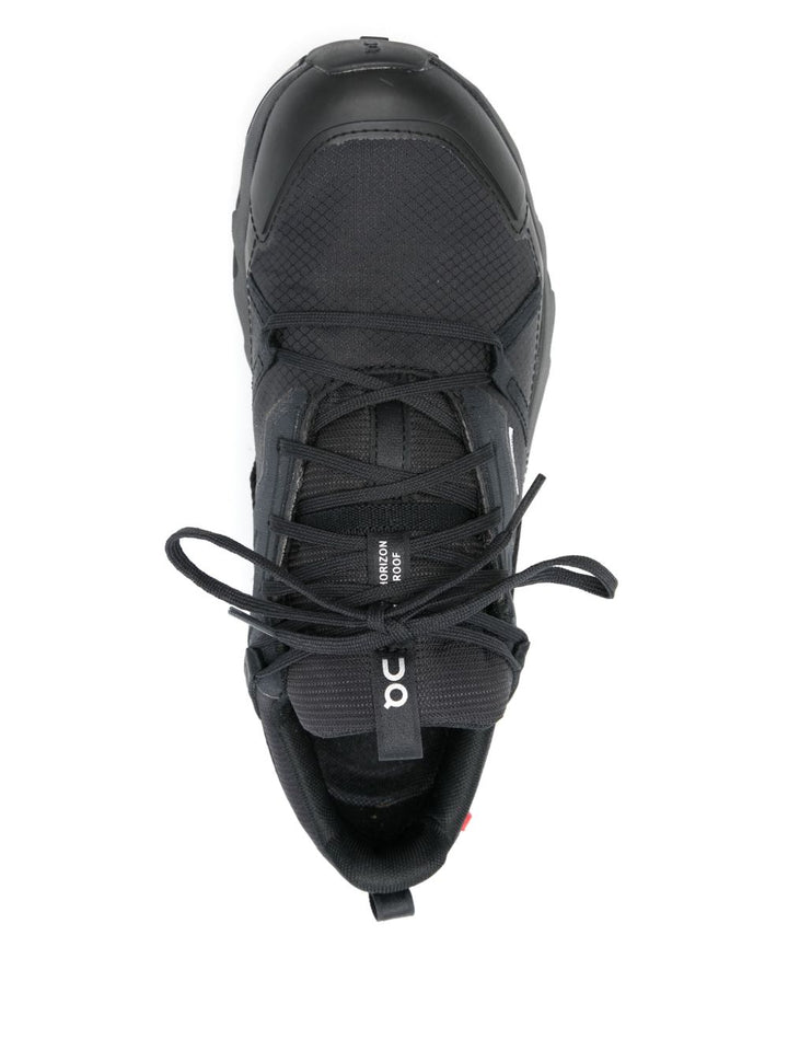 On
Sneakers nere
