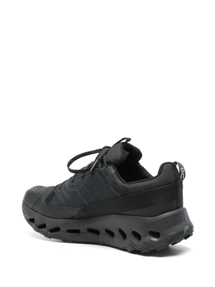 On
Sneakers nere