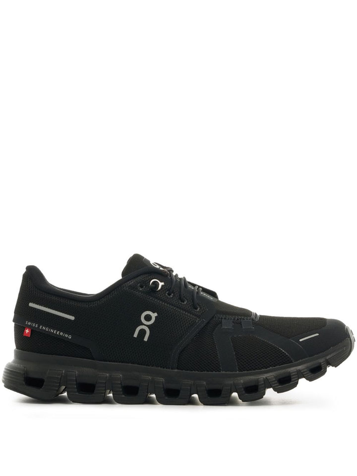 On
Sneakers nere