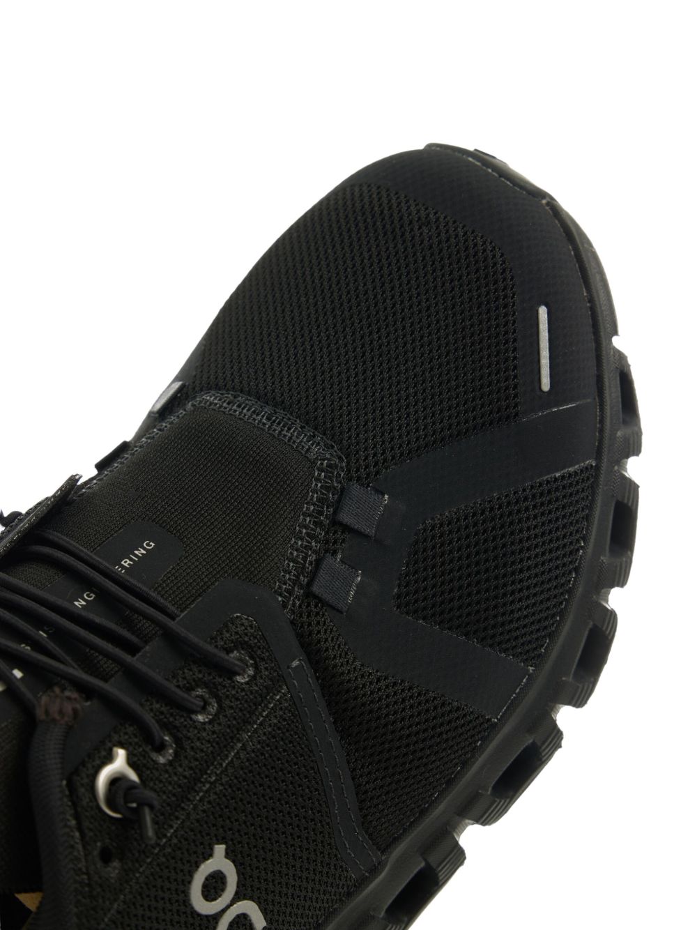 On
Sneakers nere