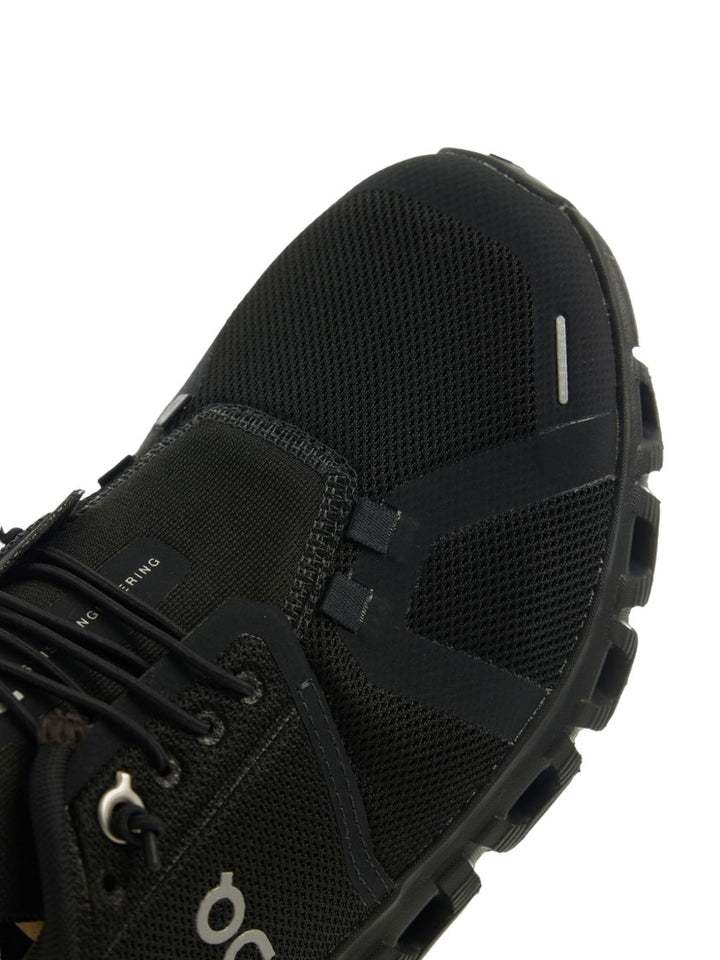 On
Sneakers nere