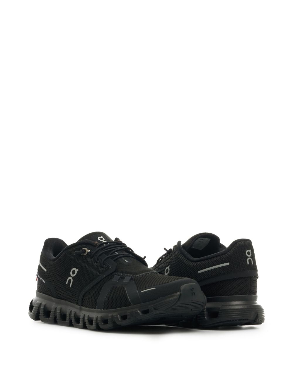 On
Sneakers nere