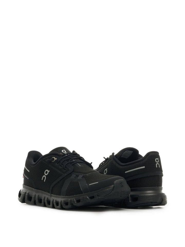 On
Sneakers nere