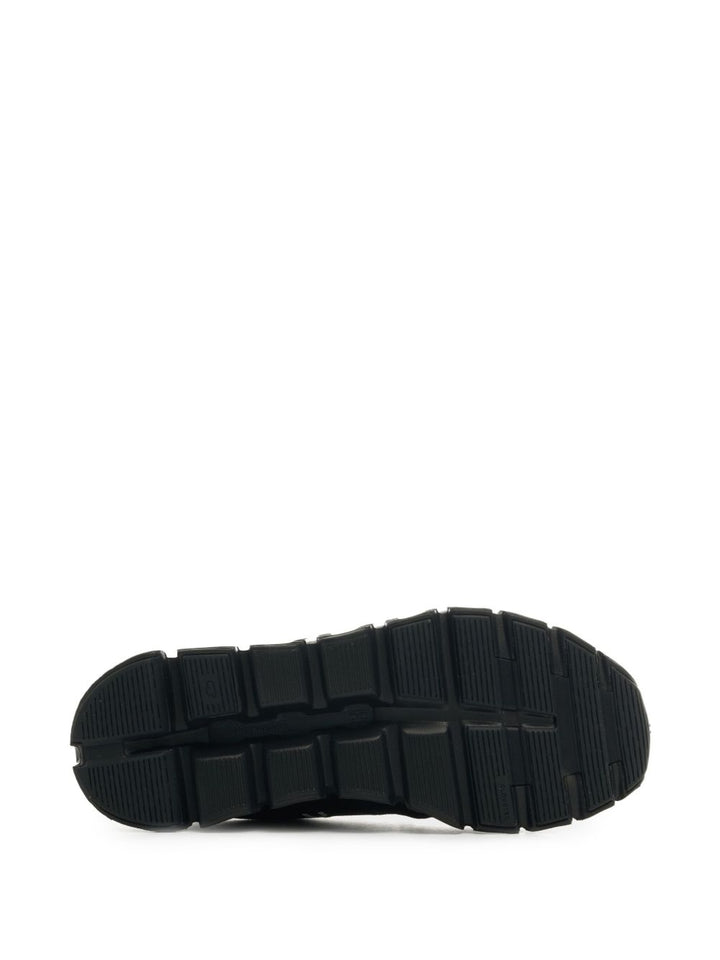 On
Sneakers nere