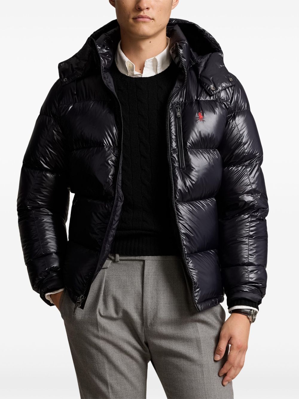 Polo Ralph Lauren
Piumino nero, chiusura frontale con zip
