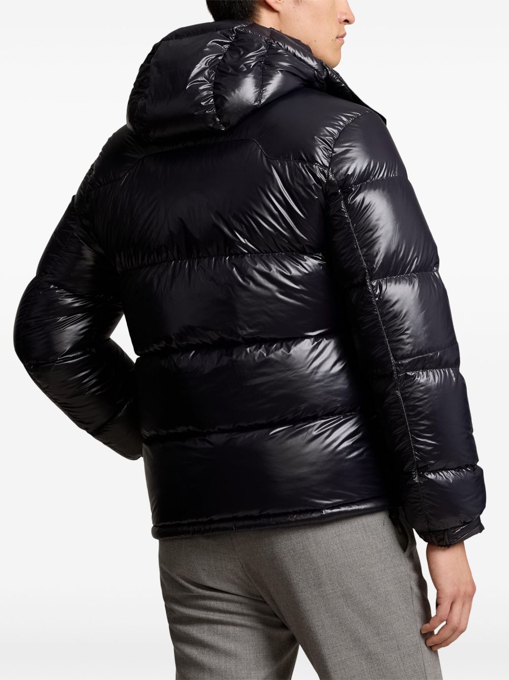 Polo Ralph Lauren
Piumino nero, chiusura frontale con zip