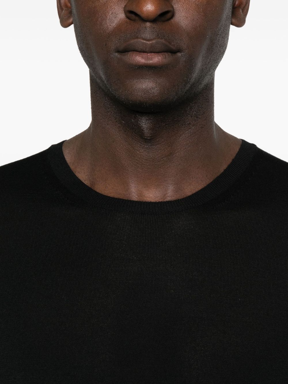 Maglione nero, girocollo, manica lunga