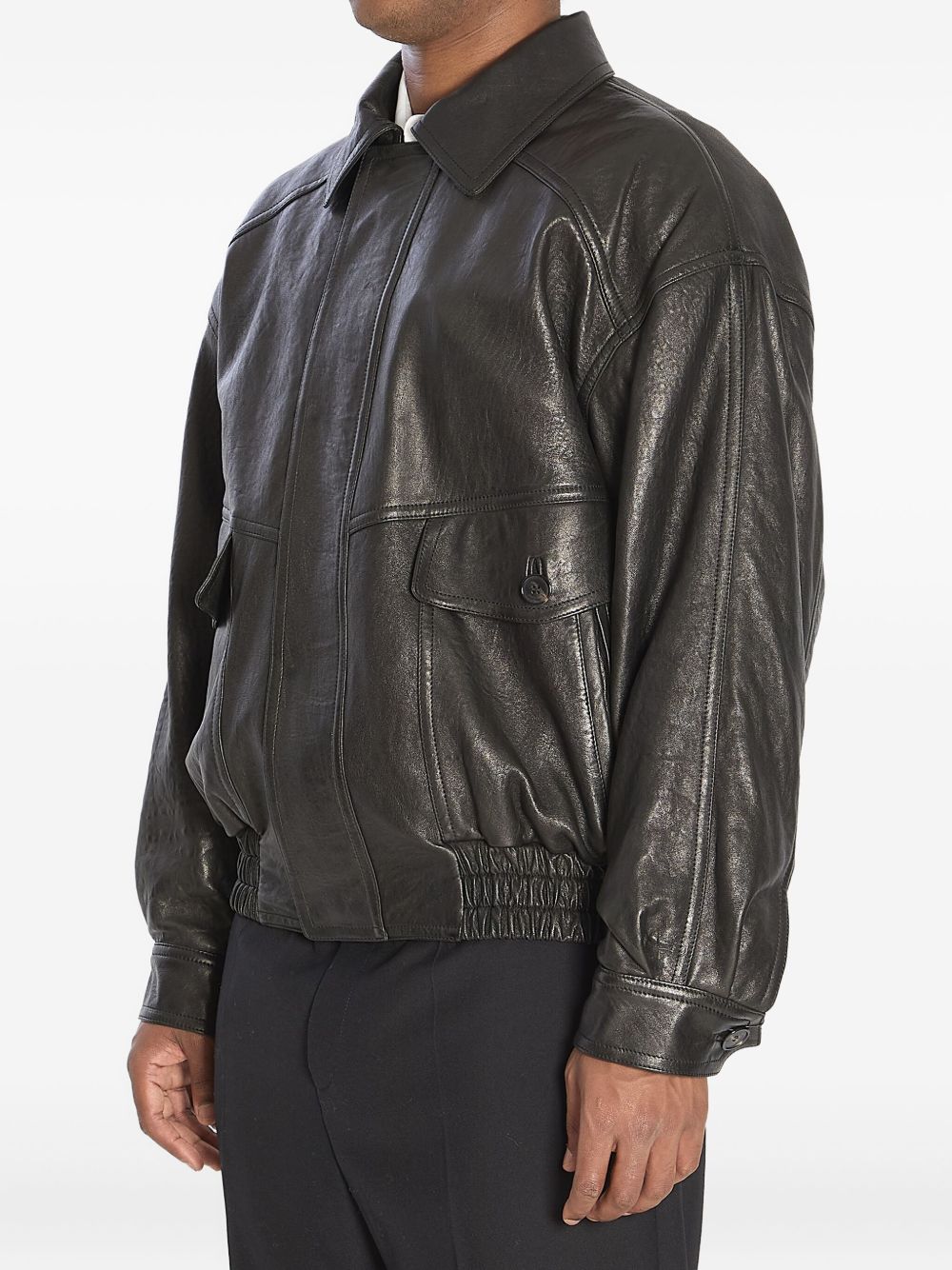Bomber con zip nascosta, collo a punta, spalle scese e vita arricciata.