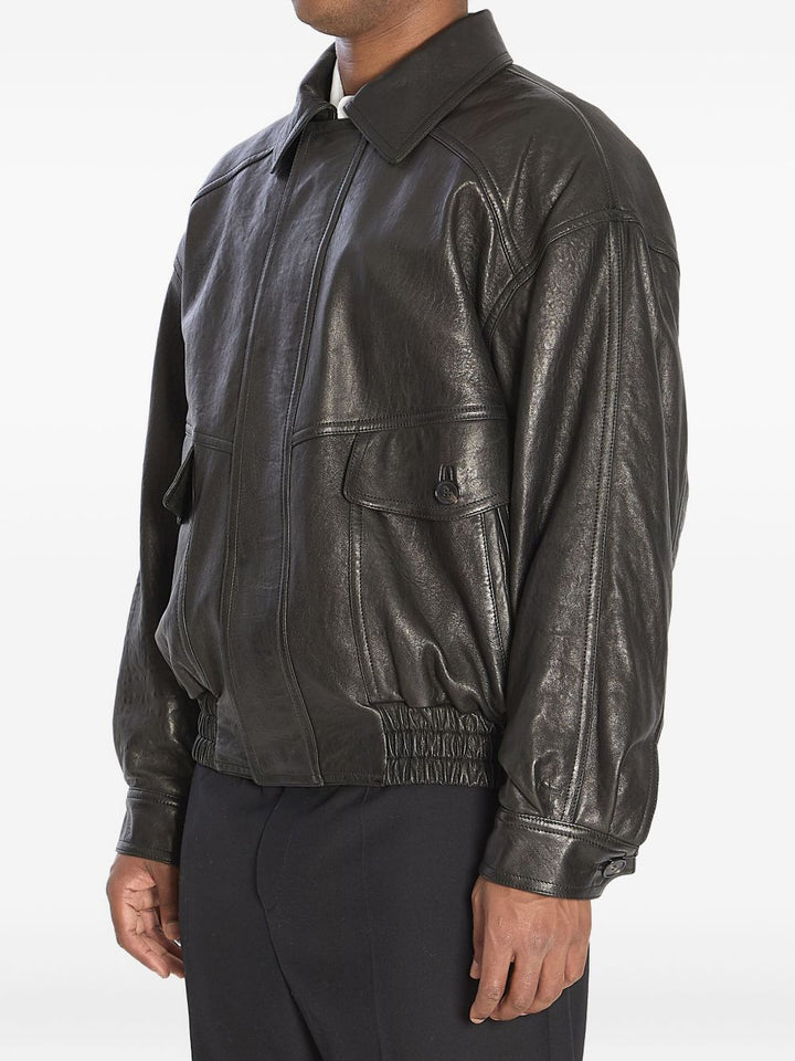 Bomber con zip nascosta, collo a punta, spalle scese e vita arricciata.