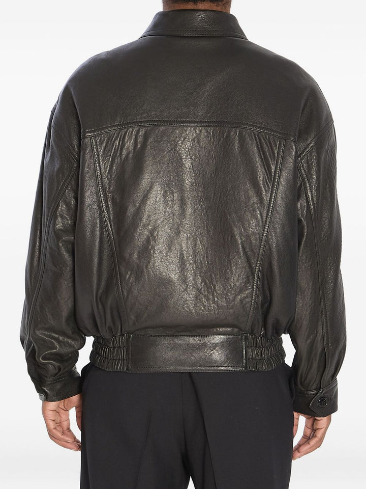 Bomber con zip nascosta, collo a punta, spalle scese e vita arricciata.