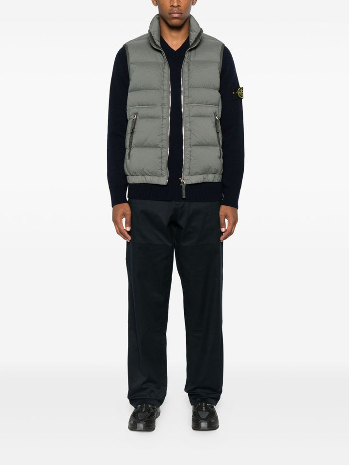 Stone Island
Maglione con scollo a V e patch logo