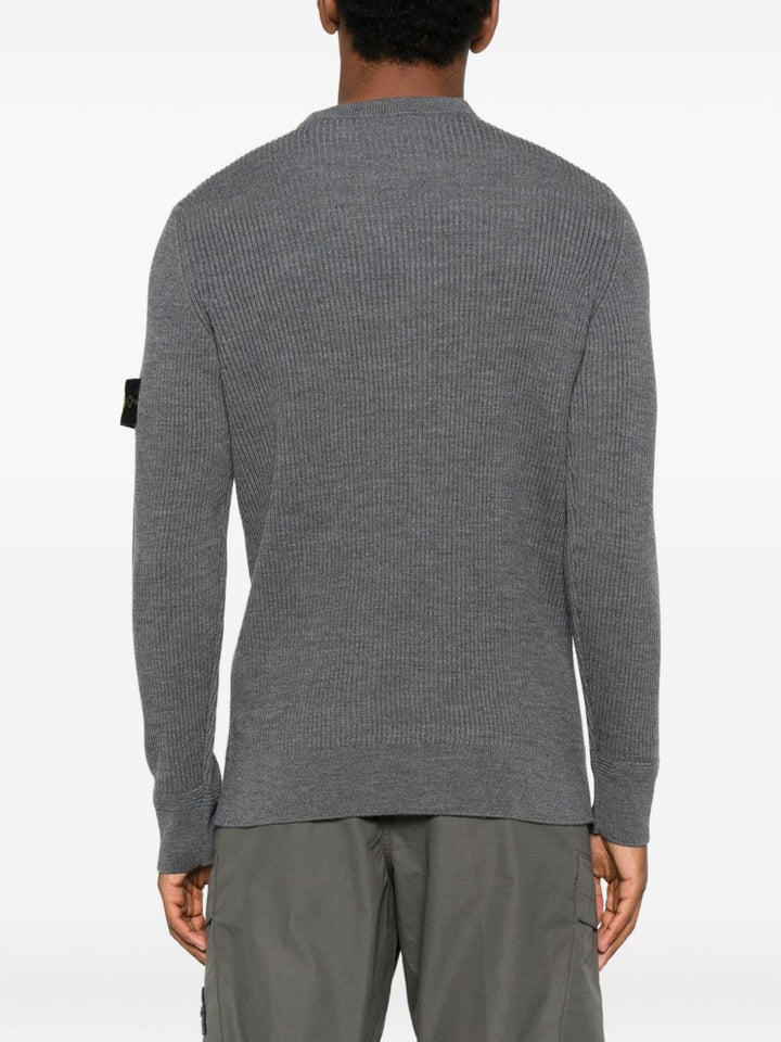 Stone Island
Maglione a coste con applicazione