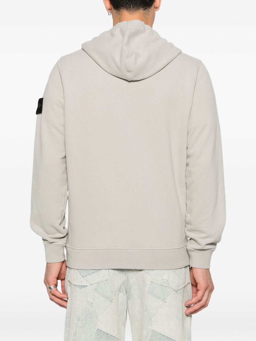 Stone Island
Felpa con cappuccio e zip con logo e stemma