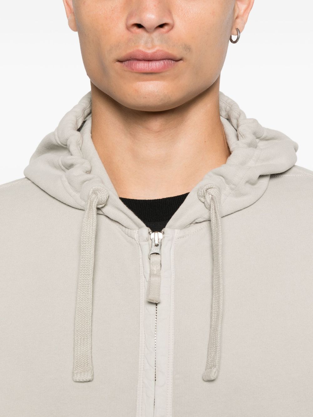 Stone Island
Felpa con cappuccio e zip con logo e stemma
