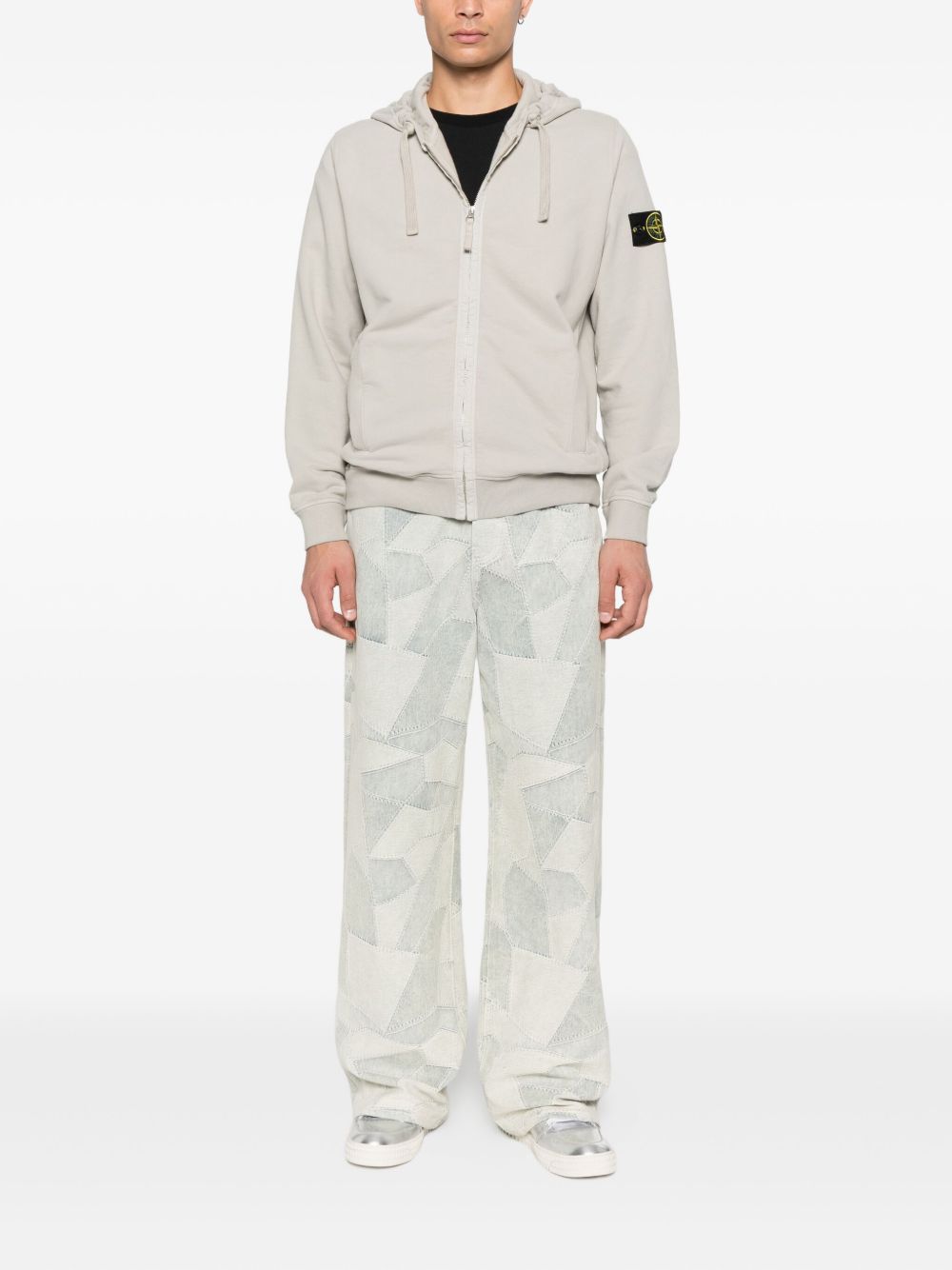 Stone Island
Felpa con cappuccio e zip con logo e stemma