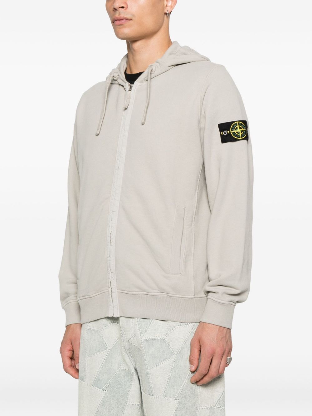 Stone Island
Felpa con cappuccio e zip con logo e stemma