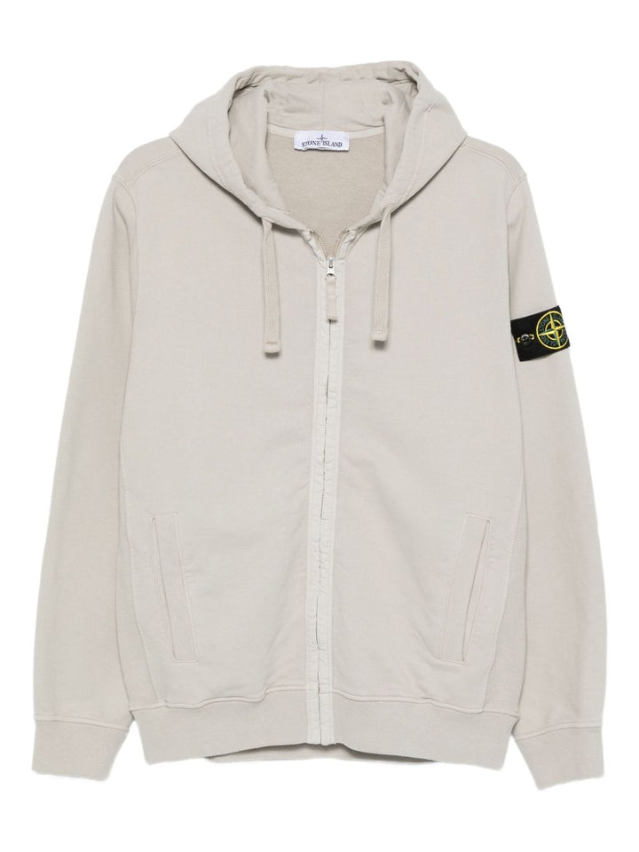 Stone Island
Felpa con cappuccio e zip con logo e stemma