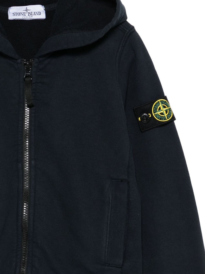 Stone Island Junior
Felpa di colore blu con zip e cappuccio