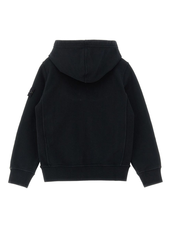 Stone Island Junior
Felpa con cappuccio e zip con logo e stemma