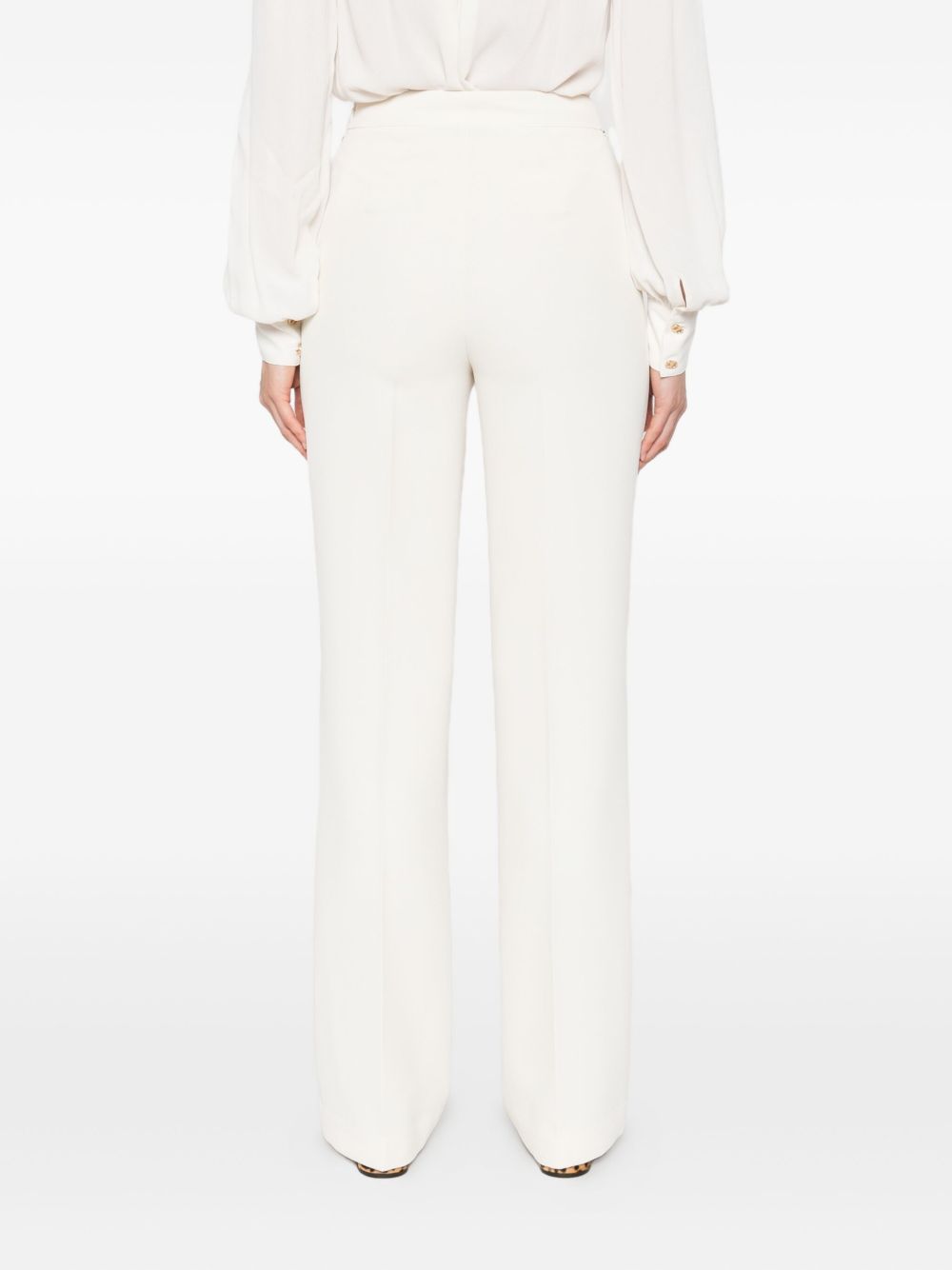TWINSET 
Pantalone bianco con catena in vita.